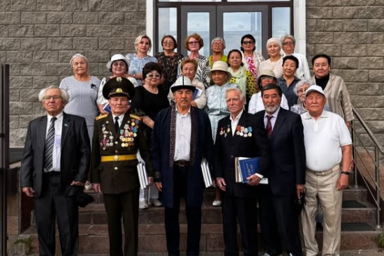 Қариялар архивке келді
